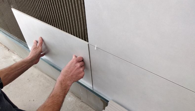 Come usare adesivi per pavimenti e sigillanti